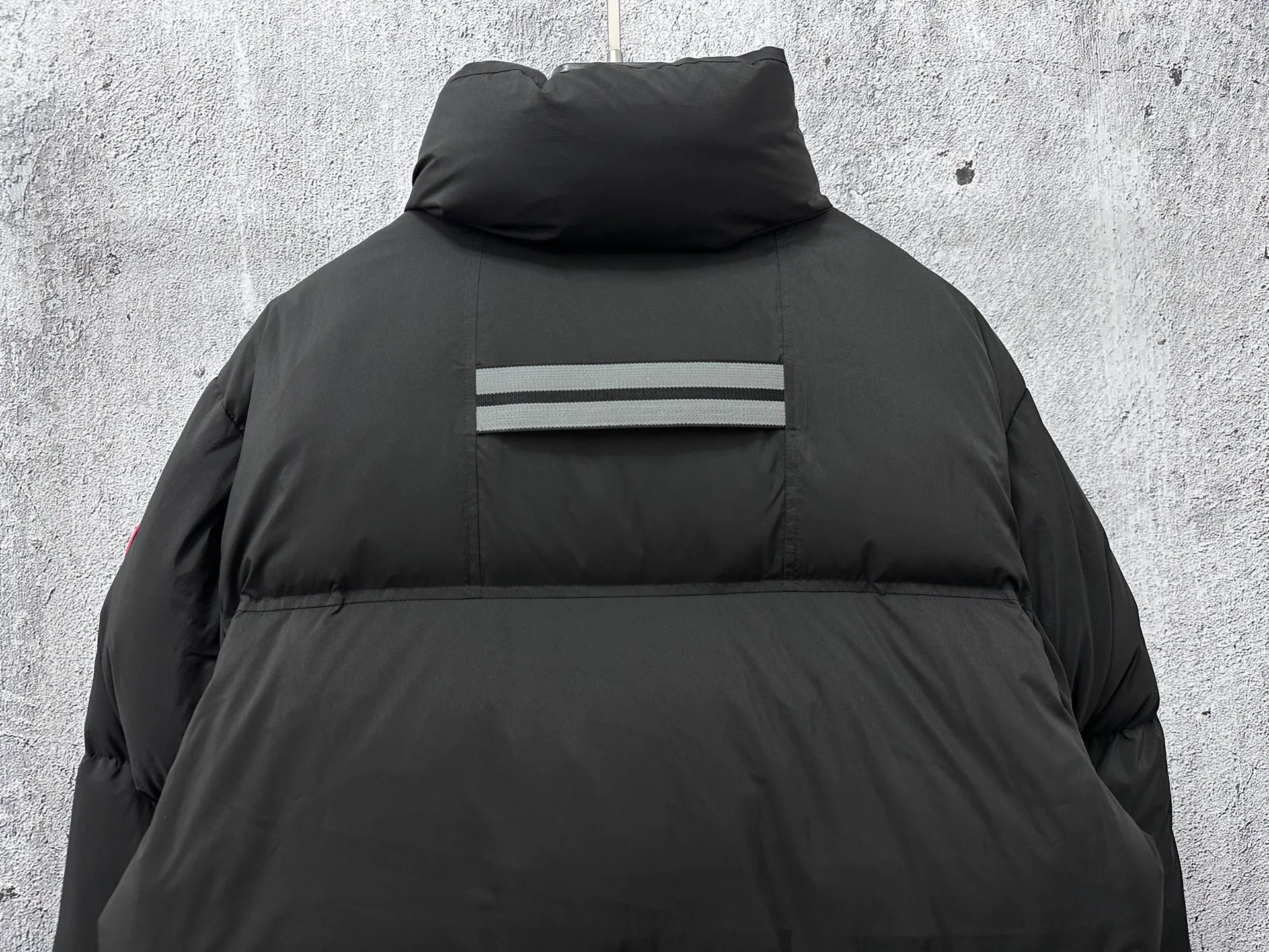 P840 【Canada gooes】Large Goose Sleeve Stand Collar Down Jacket Lawrence down jacket provides basic protection for daily adventures. Delicately soft fabric, this is a water-repellent fabric that is soft to the touch yet durable. Filled with extremely fluffy white duck down. This piece has a quilted body and structured down. Padded collar and reflective double-stripe grip tape. Extended hem and tucked-in inner rib-knit cuffs. Size: XS-2XL